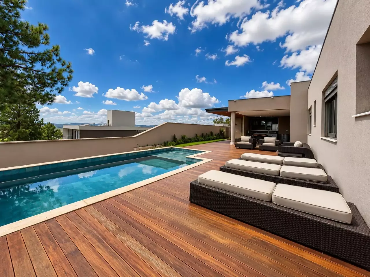 Área externa de casa com piscina, deck de madeira e vista aberta