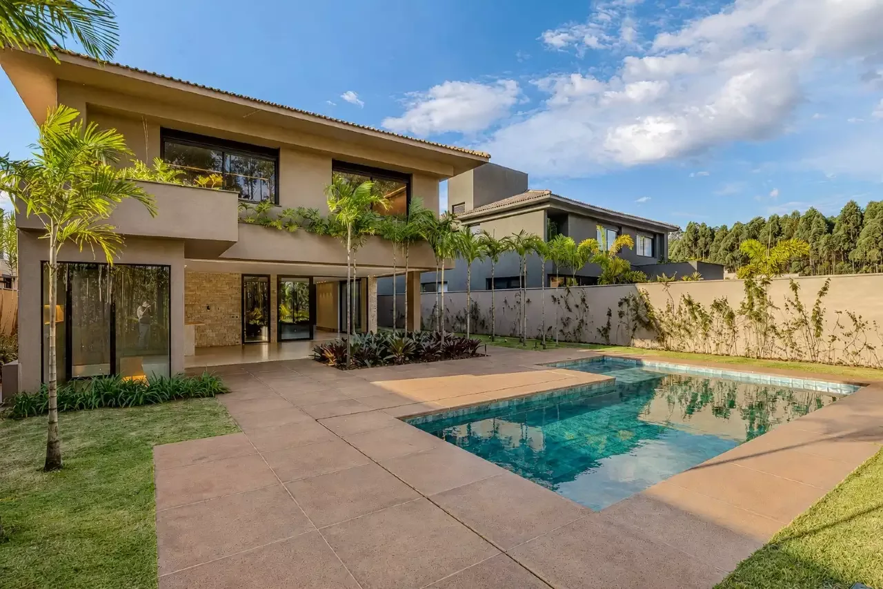 Casa de dois pavimentos com jardim, varanda e piscina