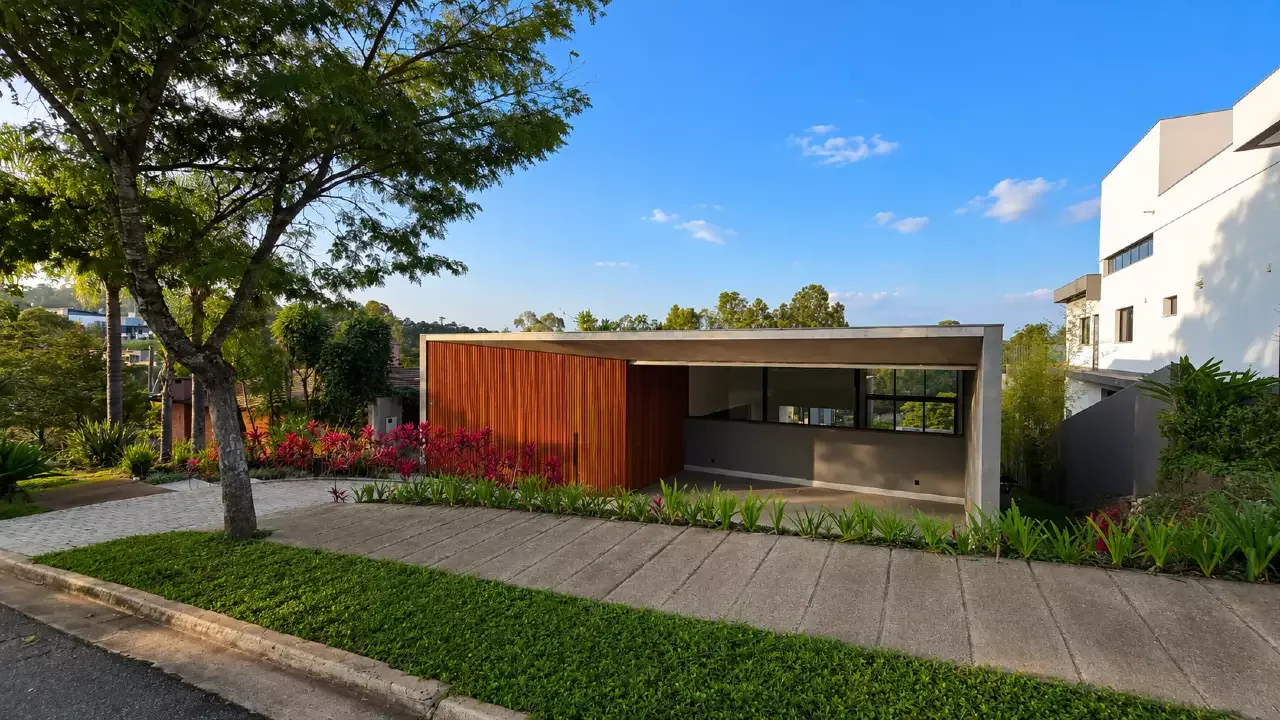 Fachada contemporânea com madeira, concreto e paisagismo